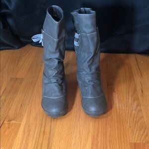Gray Women's Boots, shaft 9 inches, circumference 14 inches, flat heel